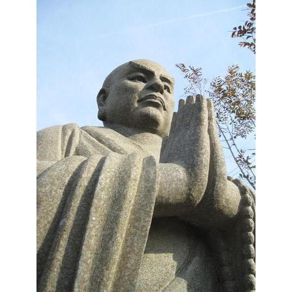 日蓮聖人像 石像 高さ約2m 立像 仏像販売 仏像 石仏 青御影石 彫刻 日蓮上人 石彫刻 高級仏像 祈りの像 聖人像の画像