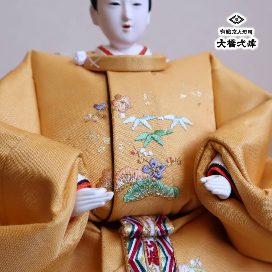 京都・大橋弌峰作 京十番 正絹西陣織 金箔砂子 刺繍「松竹梅 梅輪」清水焼石帯仕様 ここのえ屏風 木製燭台 紅白梅 木製貝桶 ナチュラル杉製平台 増村人形店｜masumura-dolls｜14