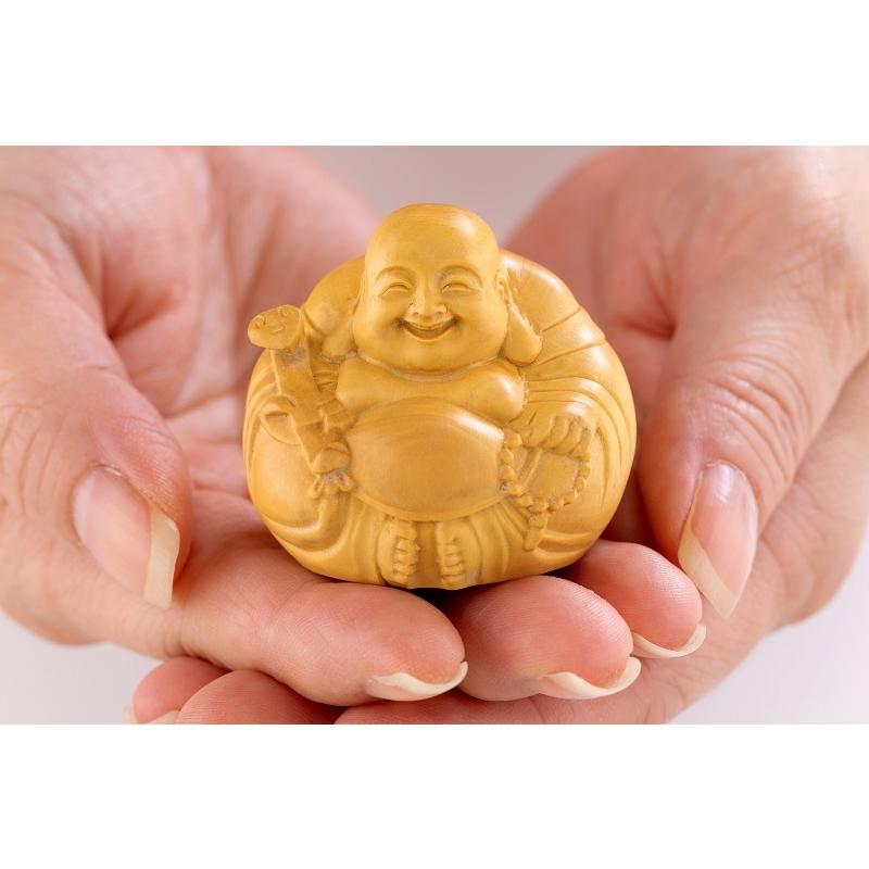 手のひらサイズの布袋様 柘植つげ 木彫り 七福神 縁起物 高さ4.3cm 
