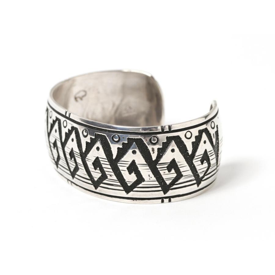 ナバホ族　シルバーバングル NAVAJO Richard Singer リチャード シンガー オーバーレイ