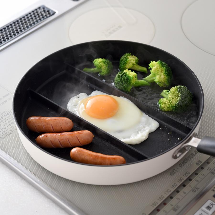 センターエッグトリプルパン 24cm 時短 仕切りフライパン 3品 時短料理 同時調理 |  | 16