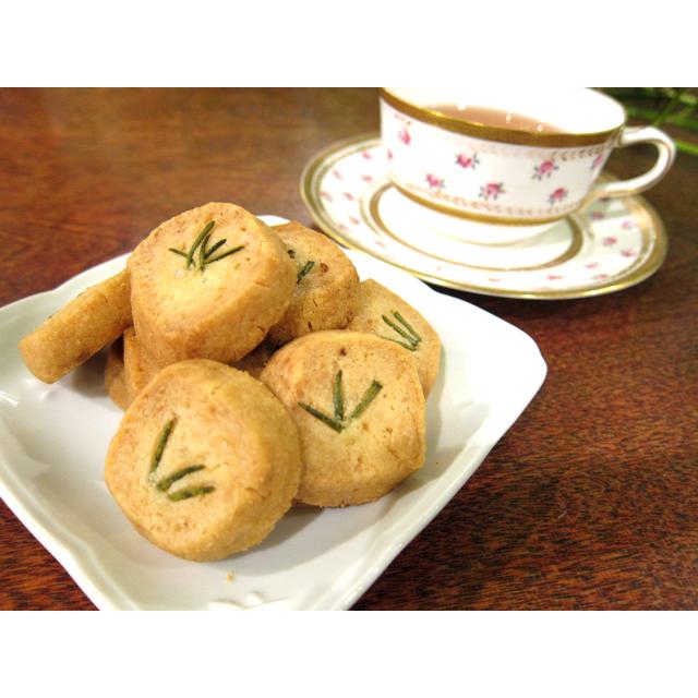 【ローズマリーのクッキー（6枚入り）】自家栽培ローズマリーをのせたクッキー、ミネラル豊富なきび砂糖と佐渡の海洋深層水の塩を使用 | 