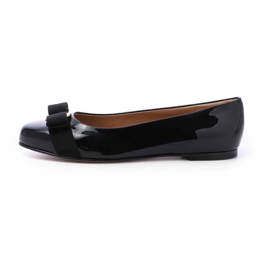 【新品】Ferragamo エナメル ブラック フラットシューズ FERRAGAMO（フェラガモ） バレエシューズ VARINA ヴァリナ フラット