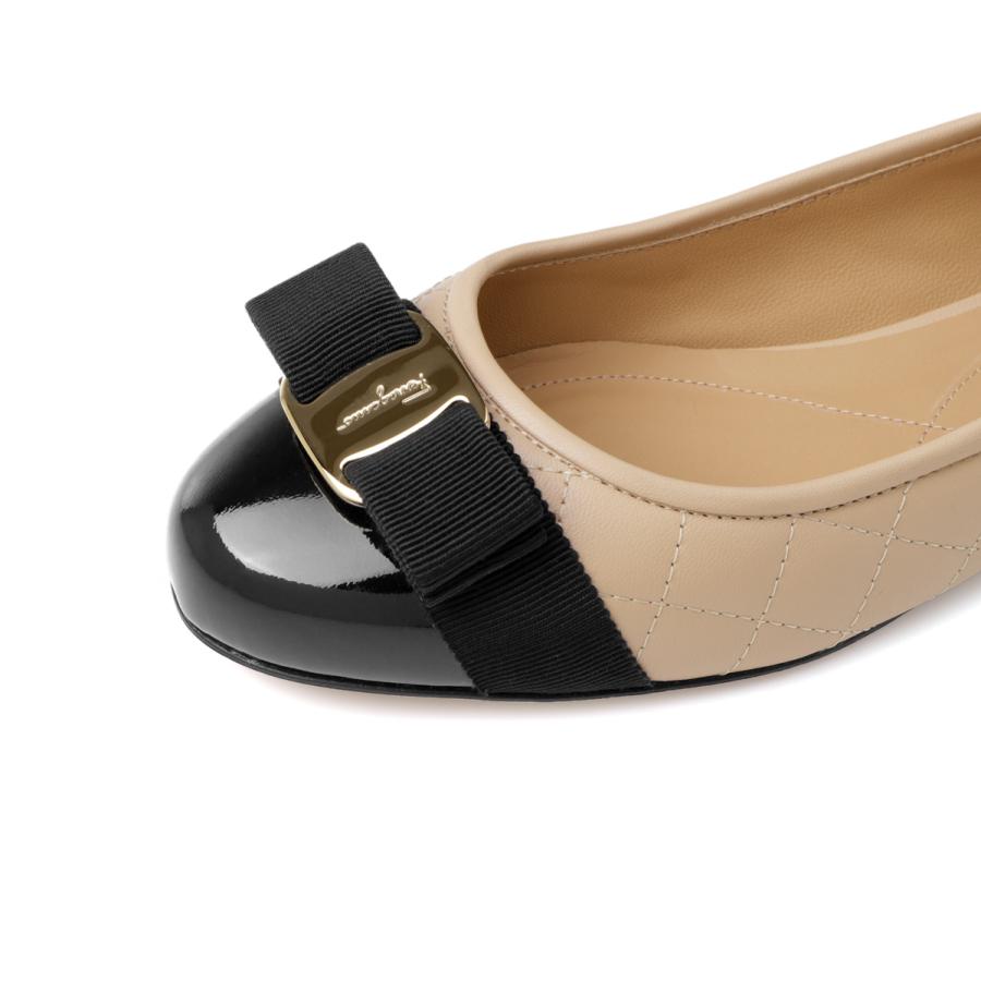Ferragamo フラットシューズ ベージュ/ブラック FERRAGAMO（フェラガモ） バレエシューズ VARINA QUILTED フラット