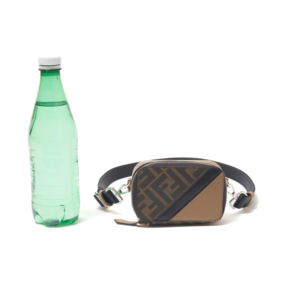 FENDI ミニクロスボディーバック　ベージュ/ブラック ウィメンズ デザイナー ショルダー・クロスボディバッグ | FENDI JP