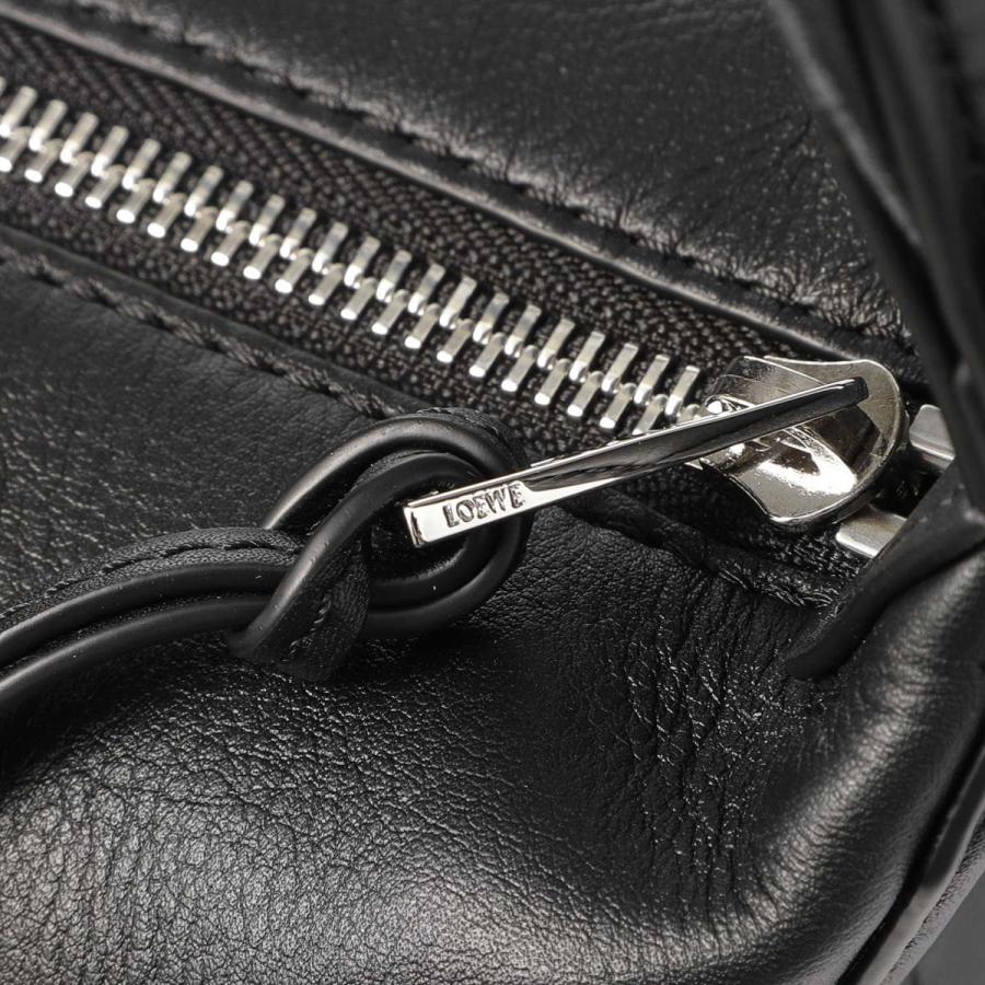 ロエベ ショルダーバッグ キュービィ スモール ブラック B906Q63X041100 美品 レザー 中古 822415 LOEWE クロスボディ 黒 ファスナー ロゴショルダー 斜め掛け メンズバッグ スクエア 定番 人気 シンプル LOEWE（ロエベ） ショルダーバッグ CUBI CROSSBODY SMALL クロスボディ