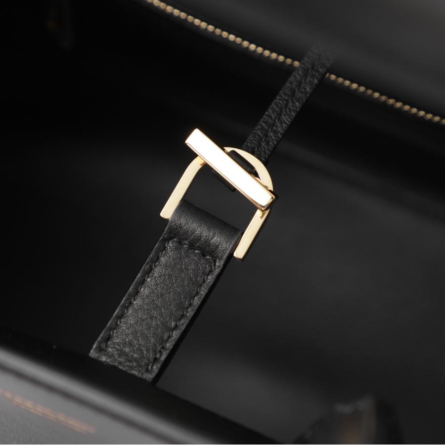 FERRAGAMO（フェラガモ） ハンドバッグ 2WAY HUG SMALL ショルダー