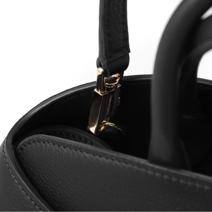 FERRAGAMO（フェラガモ） ハンドバッグ 2WAY HUG MINI ハグ ショルダー