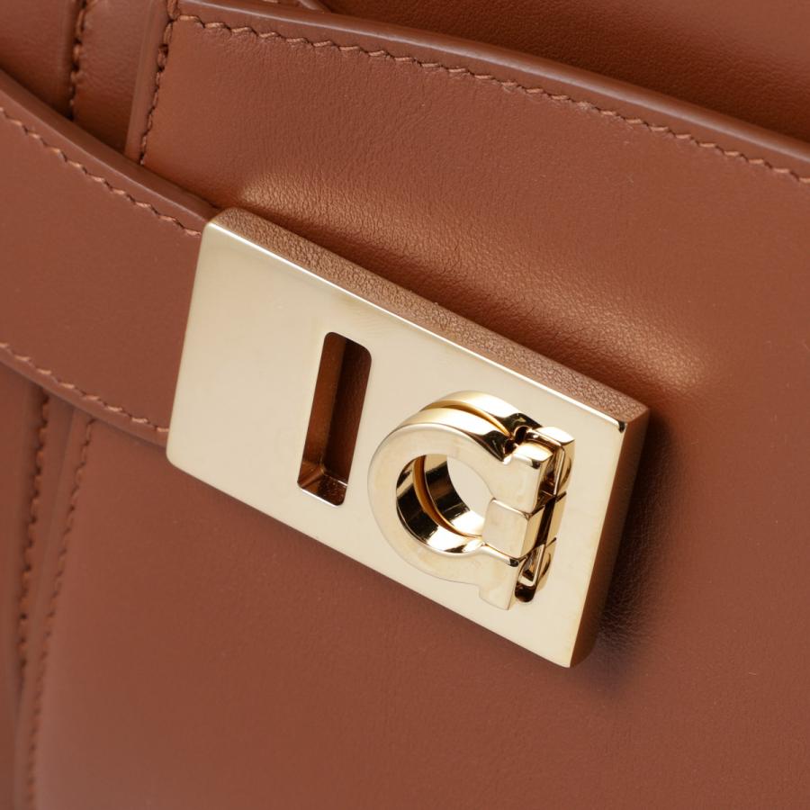 フェラガモ FERRAGAMO ショルダーバッグ カメラバッグ ボーン FERRAGAMO（フェラガモ） ショルダーバッグ カメラバッグ レディース