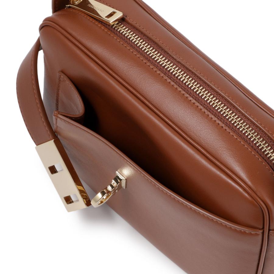 FERRAGAMO（フェラガモ） ショルダーバッグ カメラバッグ レディース