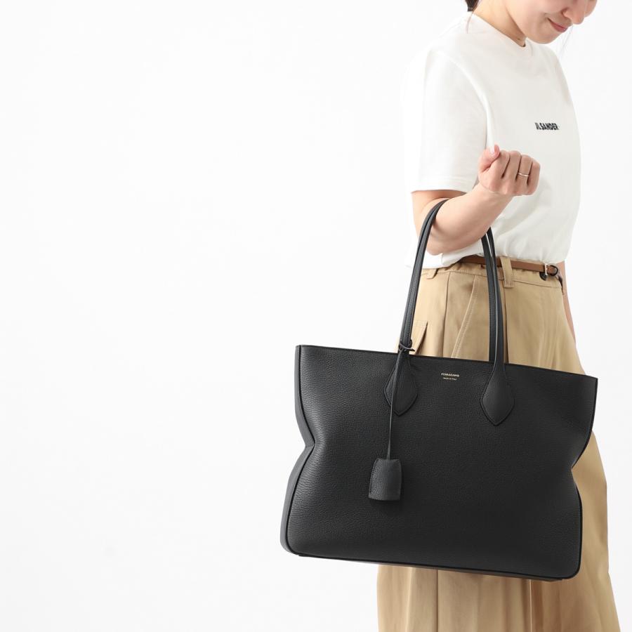 FERRAGAMO（フェラガモ） トートバッグ ブラック レディース star-tote