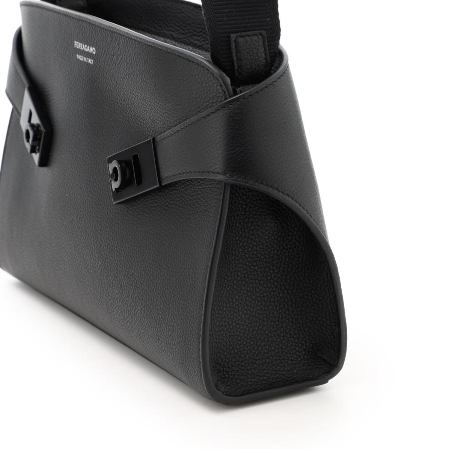 FERRAGAMO（フェラガモ） ショルダーバッグ HUG MESSENGER BAG ハグ