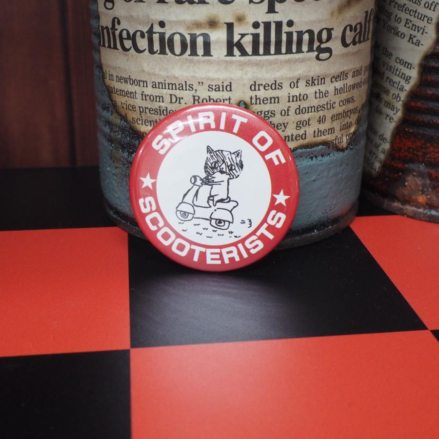 缶バッジ 44mm 赤 1個 scootrists ネコ 黒猫 キャップ 帽子 ベスパ