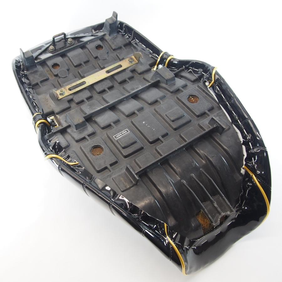 バリオス1 ZR250A チョビ三段シート 黒エナメル 金パイピング バリオス1 ZR250A チョビ三段シート 黒エナメル 金パイピング