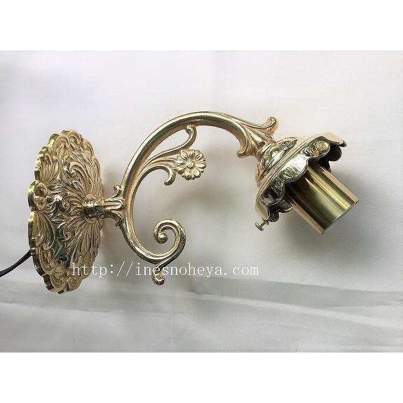 フレンチアンティーク調真鍮ブラケットライト＆清楚な白バラ、ローズの