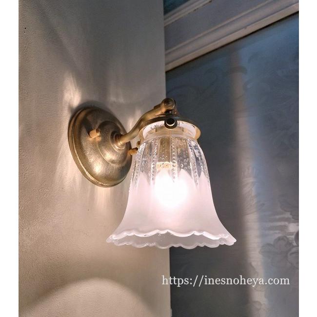 アンティーク調の真鍮製、小さなブラケットライト（ウォールランプ