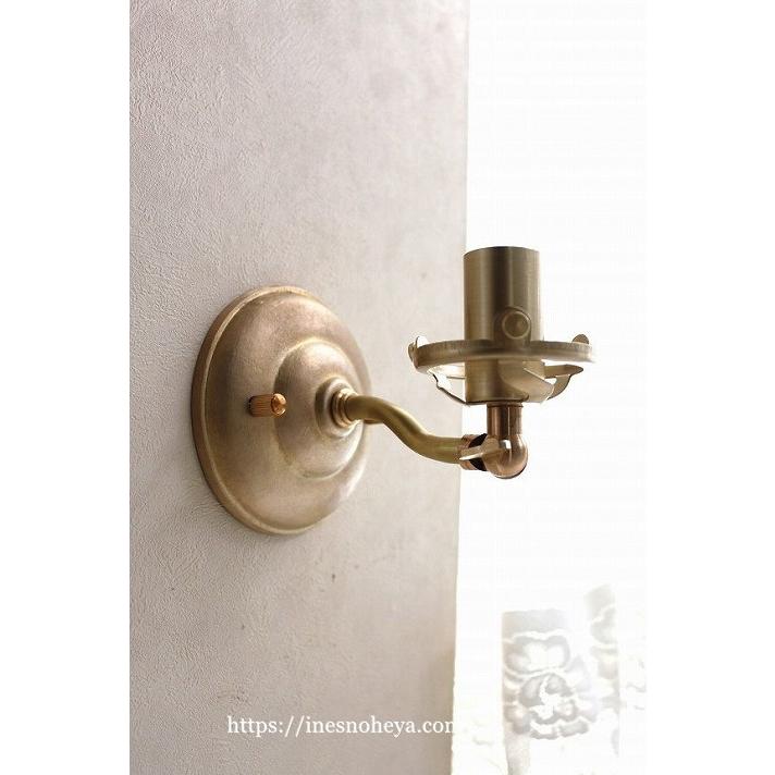 アンティーク調の真鍮製、小さなブラケットライト（ウォールランプ