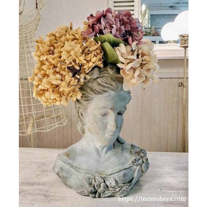 花の髪飾りが素敵な美しい貴婦人、マリアンヌの肖像（ガーデンオブジェ