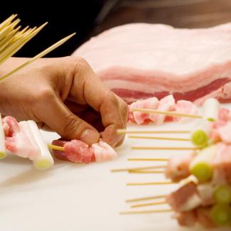 ギフト 高級 おつまみ お肉 食品 おつまみ 国産焼き鳥バイキング20本セット 焼肉 バーベキュー応援  冷凍 ギフトボックス入 |  | 15