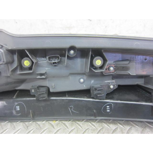 トヨタ ヴォクシー DBA-ZPR80W 右 テールライト KOITO 28-232 2F : MC