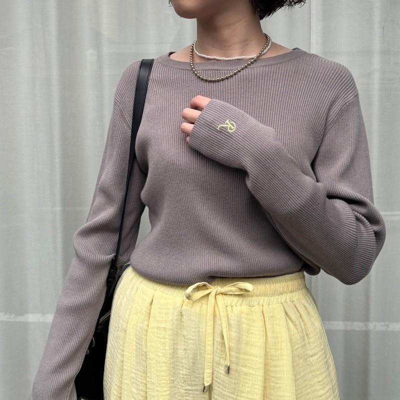 ワンポイント刺繍RIBニット  ROSIEE ロージー RO81249 rosiee レディース トップス ニット シンプル スリム フリーサイズ 白 オフホワイト グレー ブラック | ROSIEE