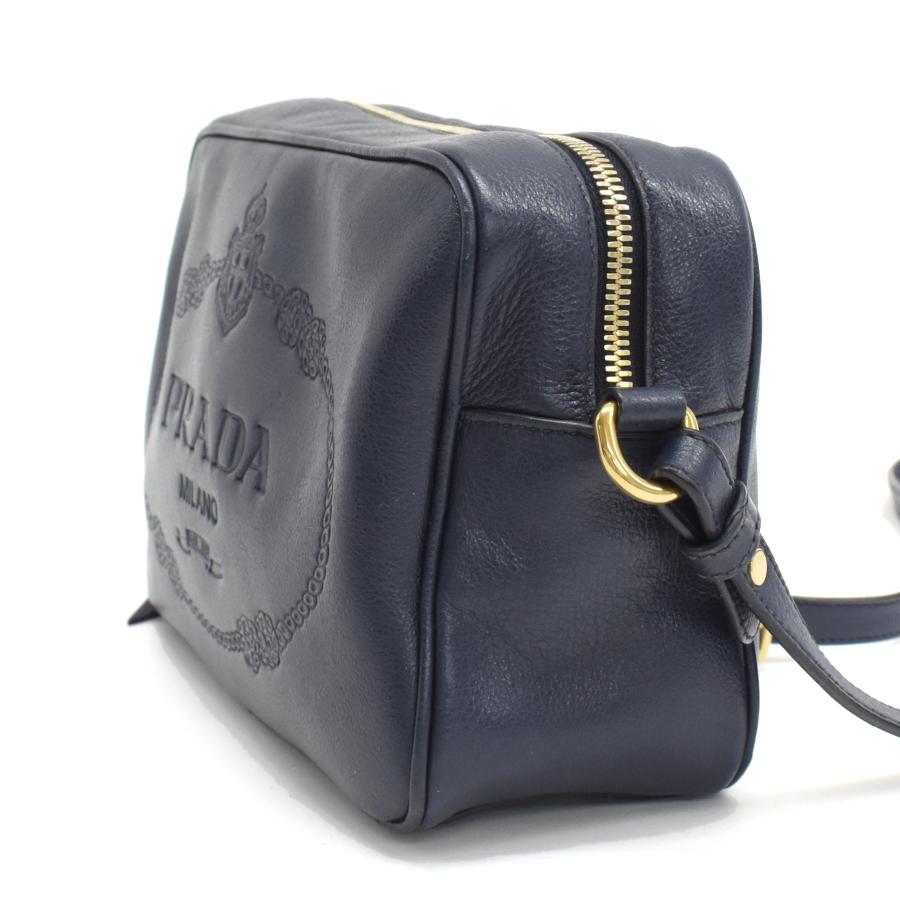 プラダ クロスボディ ショルダーバッグ カメラバッグ エングレイブドロゴ レザー ネイビー ゴールド金具 PRADA_1