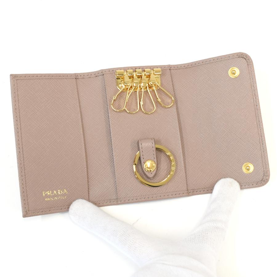 プラダ 4連 キーケース 1PG004 サフィアーノレザー ピンクベージュ PRADA（プラダ） 新品同様 4連 キーケース 1PG004 サフィアーノレザー