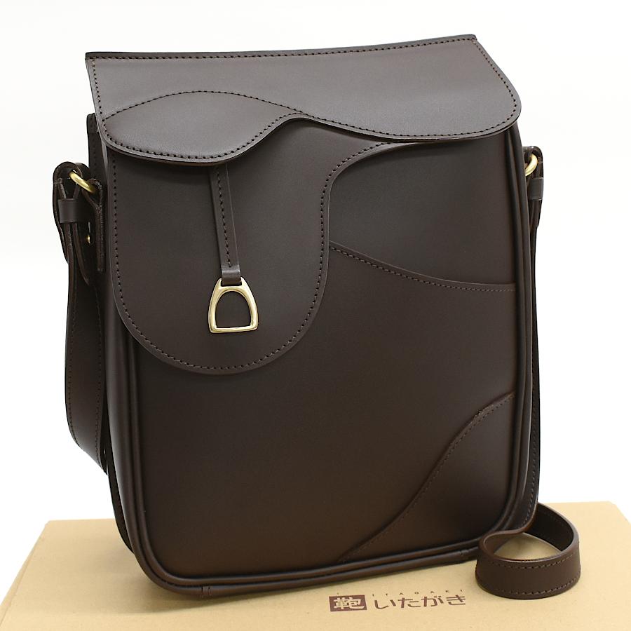 新品同様 鞄いたがき 鞍 縦型ショルダーバッグ E925 レザー ダーク
