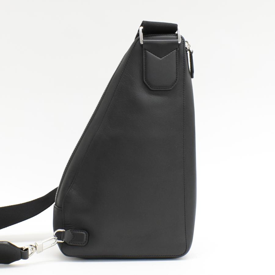 新品未使用/美品　Mont Blanc ショルダーバッグ　スリングバッグ 新品同様 モンブラン スリングバッグ ショルダーバッグ 129696 レザー