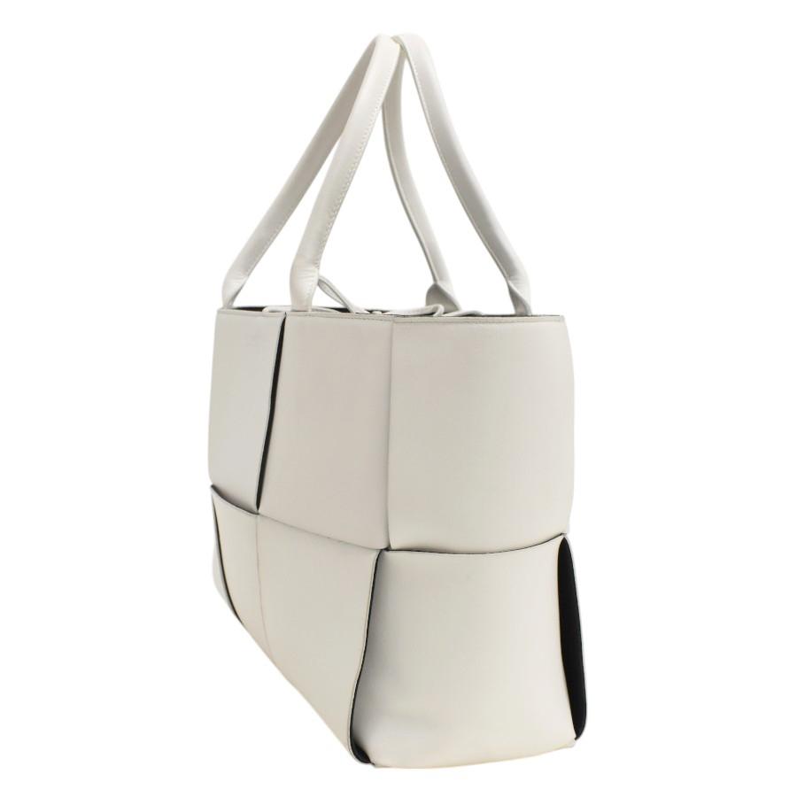 BOTTEGA VENETA（ボッテガ・ヴェネタ） トートバッグ ミディアム