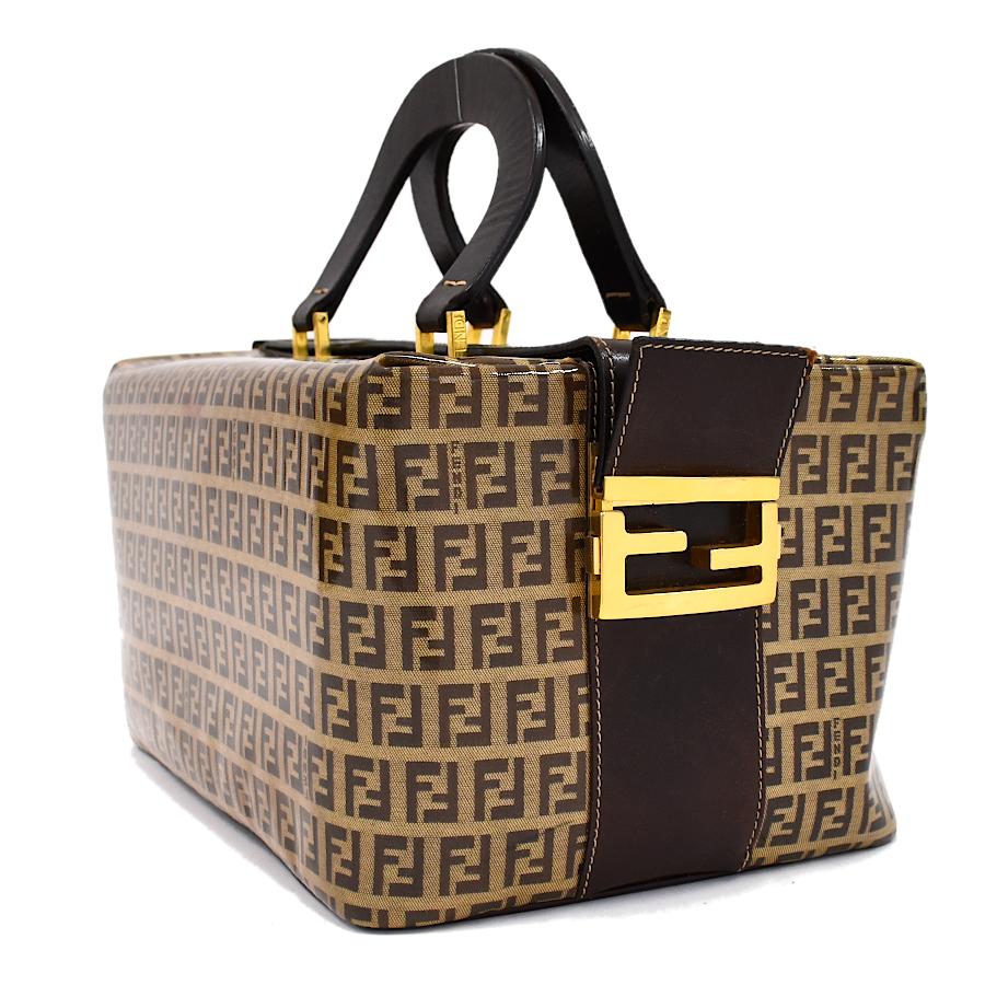 FENDI フェンディ ポーチ ハンドバッグ バニティ ズッキーノ FF 狩る