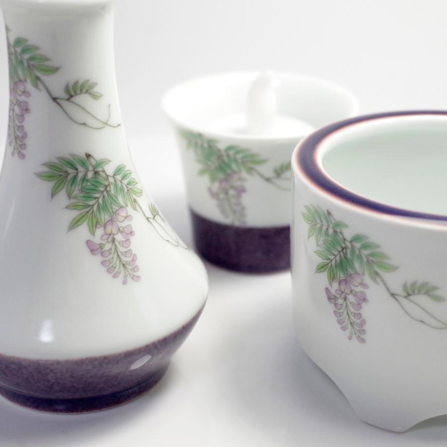 花生、線香立、ロウソク立の3具足がセットになった藤の花絵付けの３点セット 深川製磁製　三具足『柴藤』仏具３点セット |  | 04