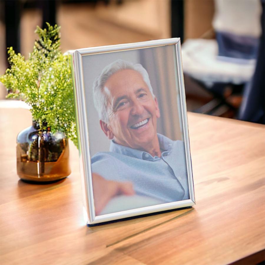 シンプルなシルバーフレーム・ガラスのフォトフレーム L版サイズ 写真