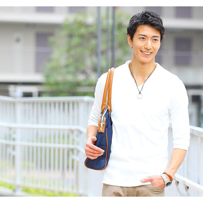 サックスデニムシャツ×白Tシャツ×ベージュパンツのコーディネート