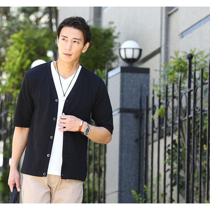 カーディガンと白tのセット