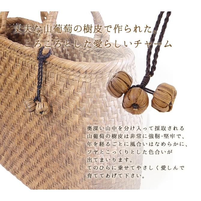 【値下げしました】山葡萄　カゴバッグ【チャーム、持ち手カバー付き】 純国産 山葡萄かごバッグ 極細網代編み5mm チャーム付き