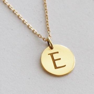 ネックレス レディース 18金 イニシャル 刻印 ペンダント K18 18K ゴールド PG WG アルファベット 華奢 シンプル 女性 おしゃれ シンプル コイン 重ね着けの画像