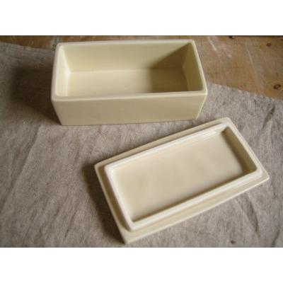 スタジオ エム :: バターケース - マルミツウェブストア / 食器ブランド「スタジオ エム」と「ソボカイ」の公式オンラインショップ|  陶器・磁器のオリジナル食器 スタジオエム バターケース キューブ グレー