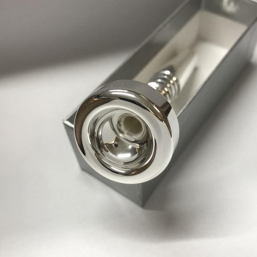 Schilke シルキートランペット用 マウスピース MOST 2 (モスト) シリーズ 銀メッキ 2本収納可能なマウスピースホルダー付き |  | 03