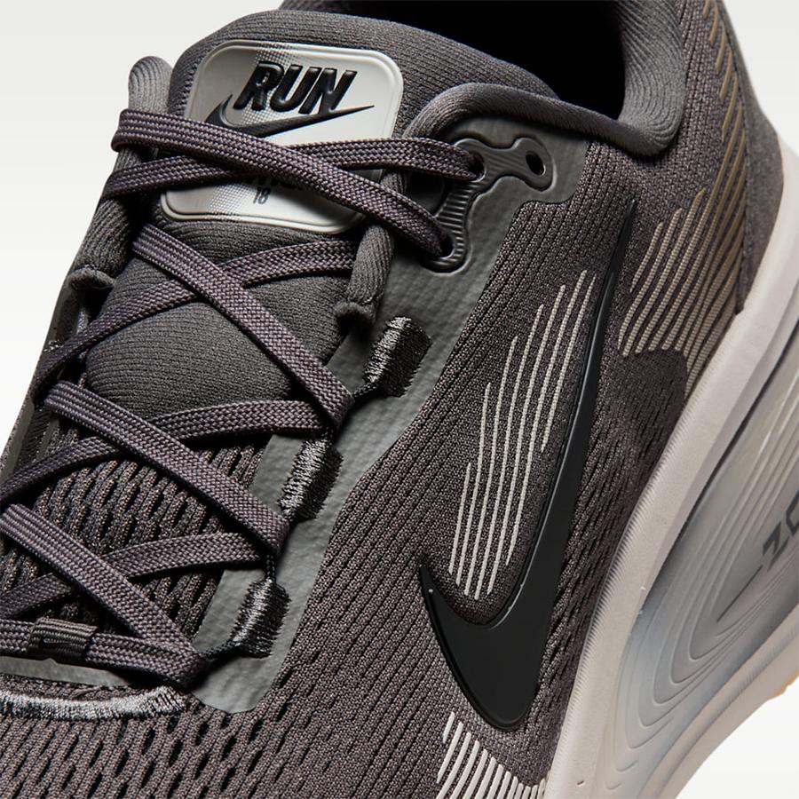 ズーム ボメロ NIKE ZOOM VOMERO 18 HM6803 215 ブラウン 茶 ナイキ