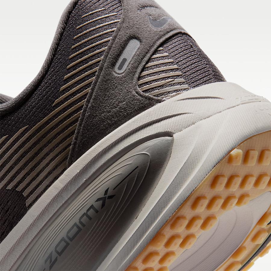 ズーム ボメロ NIKE ZOOM VOMERO 18 HM6803 215 ブラウン 茶 ナイキ