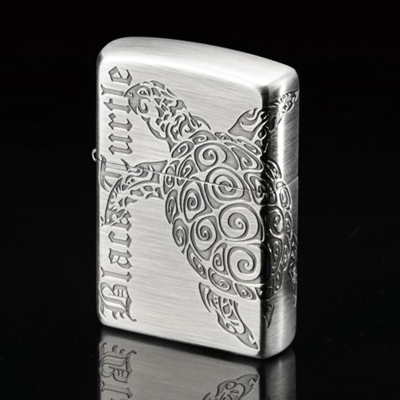 訳アリ特価 在庫限り　ZIPPO ブラック＆シルバー　タートル（亀）　タトゥーパターンをサイドまでエッチング　 | ZIPPO