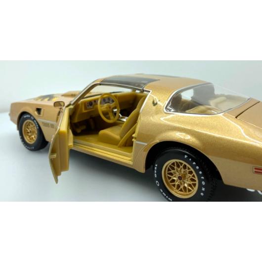 マイスト ミニカー Pontiac Firebird Trans Am Gold 1/18 Maisto