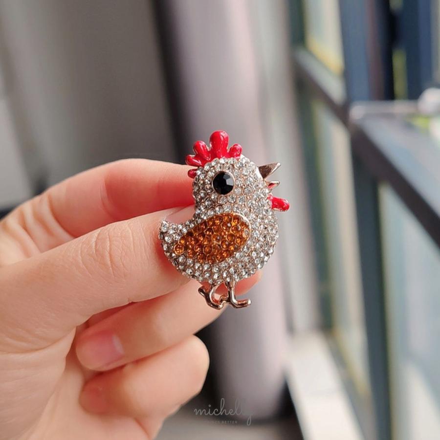 ブローチ にわとりキラキラ ラインストーン アニマル 鶏 鳥 アクセサリー レディース ゴールド 赤 オレンジ | ブランド登録なし | 01