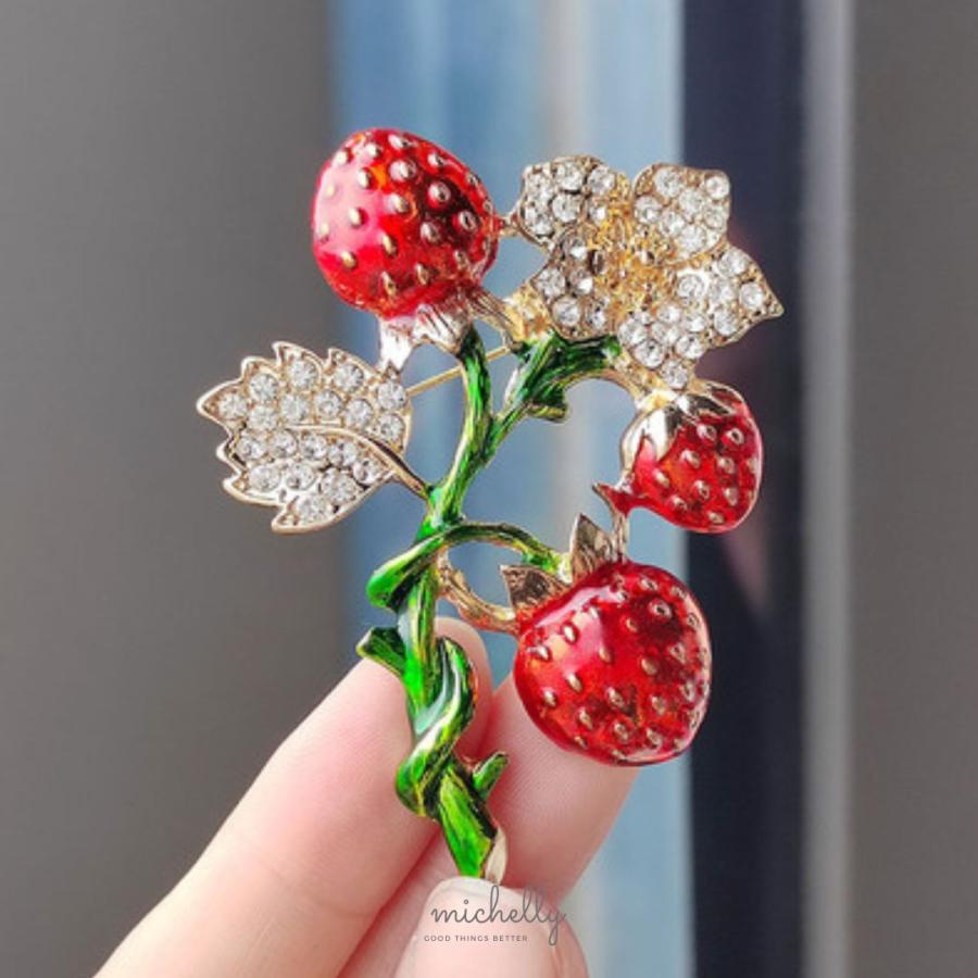 ブローチ いちご ストロベリー 赤 フルーツ 果物 花 キラキラ ラインストーン おしゃれ 上品 かわいい | ブランド登録なし | 01