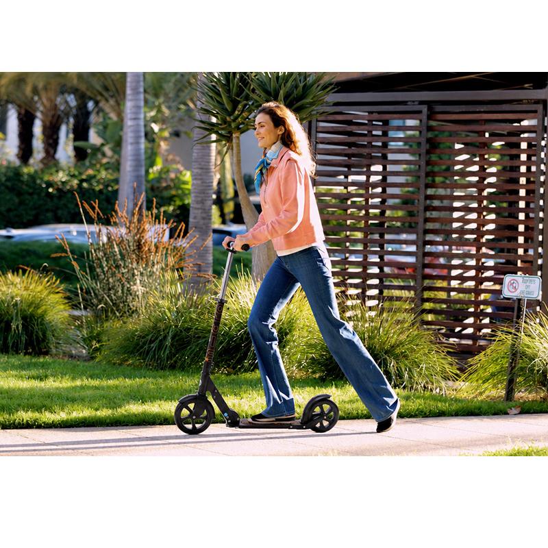 Micro Scooter マイクロ ブラック 8歳 〜 大人用 キックボード キック