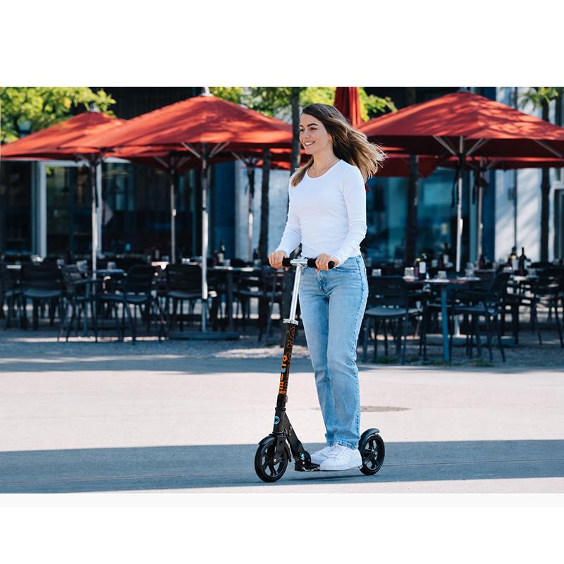 Micro Scooter マイクロ ブラック 8歳 〜 大人用 キックボード キック