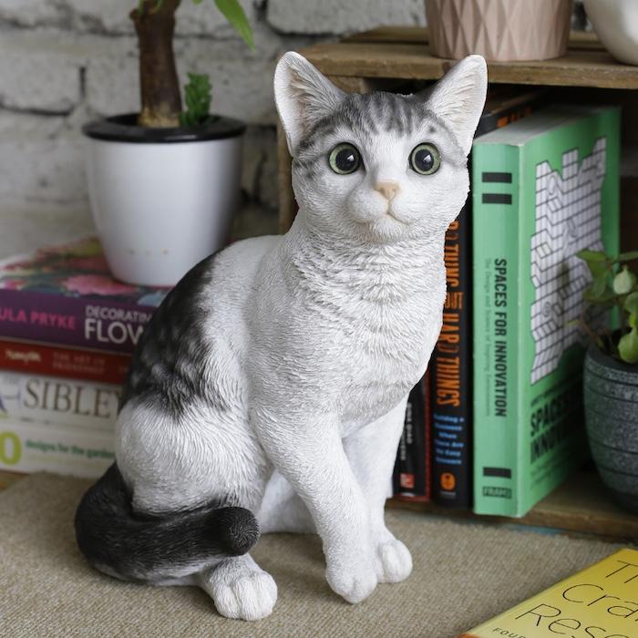 置物 猫 動物 かわいい お座りサバトラ白猫 大 ネコ 高さ30.5cm