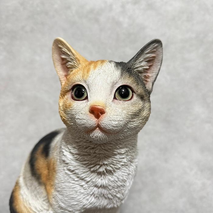 WOOBIA（ウービア） 置物 猫 動物 かわいい お座り三毛猫 ネコ 高さ