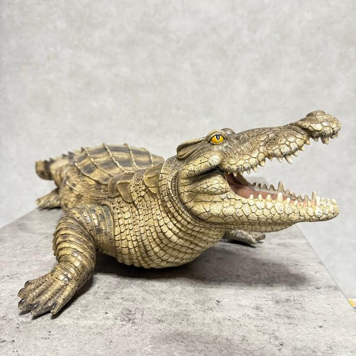 でかいワニの置物 置物 餌を待つワニ 特大 横幅79.5cm 鰐 巨大オブジェ 大型 woobia